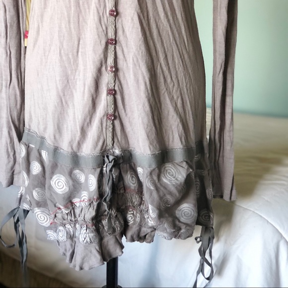 Unique Artsy Gray Ruffled Top - Picture 3 of 7